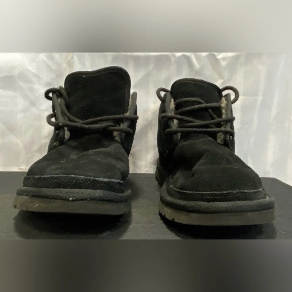 🖤 UGG Neumel Chukka Boots Men’s Size 10 – Black Sheepskin Suede 🖤
